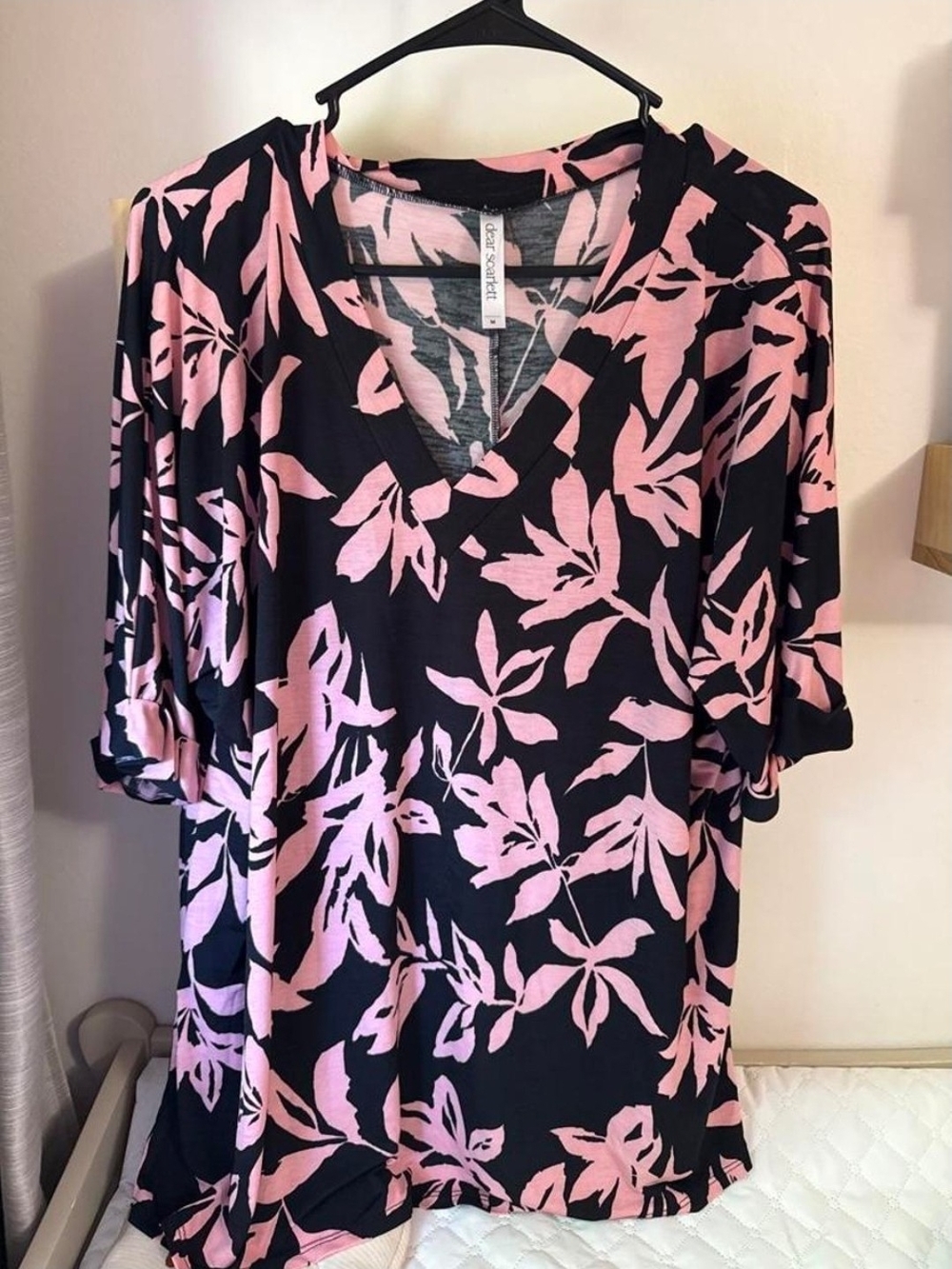 Dear Scarlett Black & Pink Floral V-Neck Tunic Top M